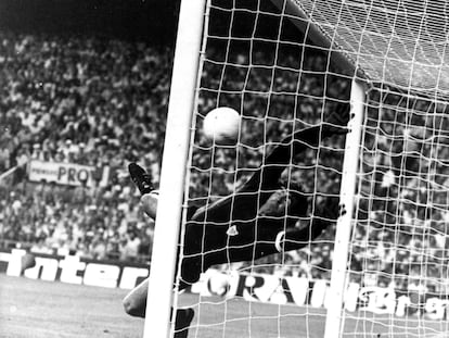 Iribar, en una espectacular parada durante la final de la Copa del Rey de 1977 contra el Betis.