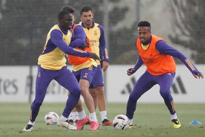 Militão, junto a Mendy este sábado en el entrenamiento del Real Madrid en Valdebebas.