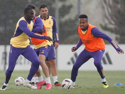 Militão, junto a Mendy este sábado en el entrenamiento del Real Madrid en Valdebebas.