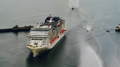 El MSC Meraviglia abandona por primera vez el astillero de Saint-Nazaire, en la costa oeste de Francia, después de tres años de construcción.