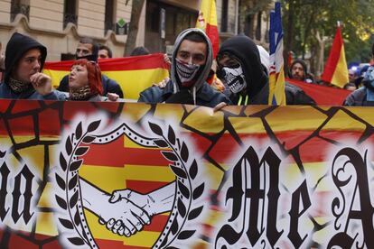 Protesta d'ultres davant la seu de la CUP aquest dissabte.