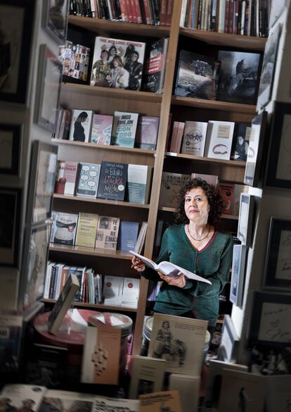 Lourdes Navarro, 'script', fotografiada en la librería Ocho y Medio en Madrid. Ha participado en más de 100 películas. En un principio, no creía que lo que ha terminado siendo su profesión pudiera siquiera considerarse un trabajo.