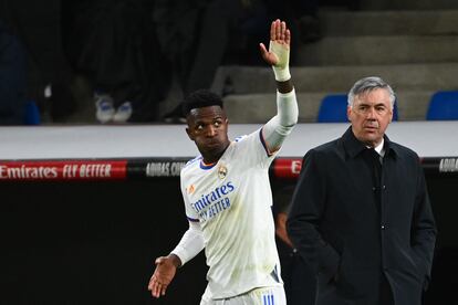 Vinicius celebra la victoria tras ser sustituido por Ancelotti.