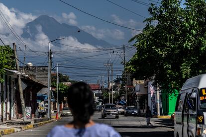 Una calle del centro de Tapachula (Chiapas) con el volcán Tacaná de fondo.