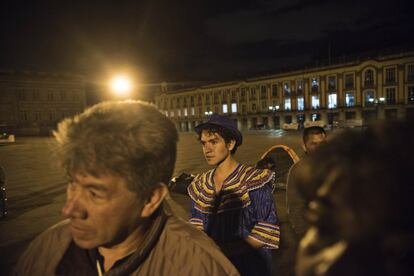 Miembros del campamento escuchando las tareas para la noche.