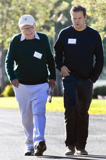 Rupert Murdoch, a la izquierda, camina con su hijo, Lachlan, hoy en Sun Valley, Idaho.