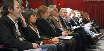 Los padres de Hodei Egiluz, a la izquierda, escuchan la intervención de la consejera de Seguridad del Gobierno Vasco, Estefanía Beltrán de Heredia, en el IV Encuentro Técnico sobre Personas Desaparecidas.