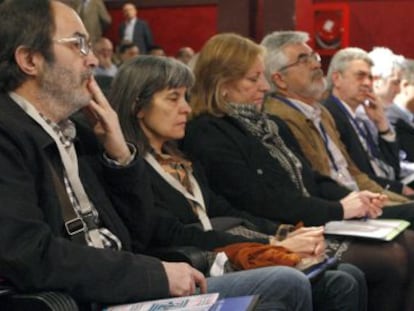 Los padres de Hodei Egiluz, a la izquierda, escuchan la intervención de la consejera de Seguridad del Gobierno Vasco, Estefanía Beltrán de Heredia, en el IV Encuentro Técnico sobre Personas Desaparecidas.