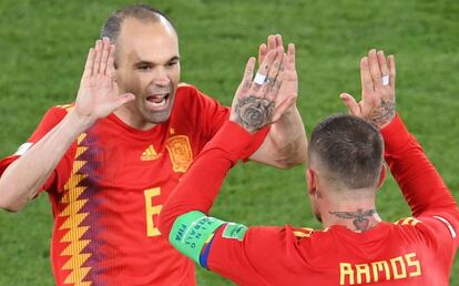 Iniesta y Sergio durante un partido del Mundial de fútbol