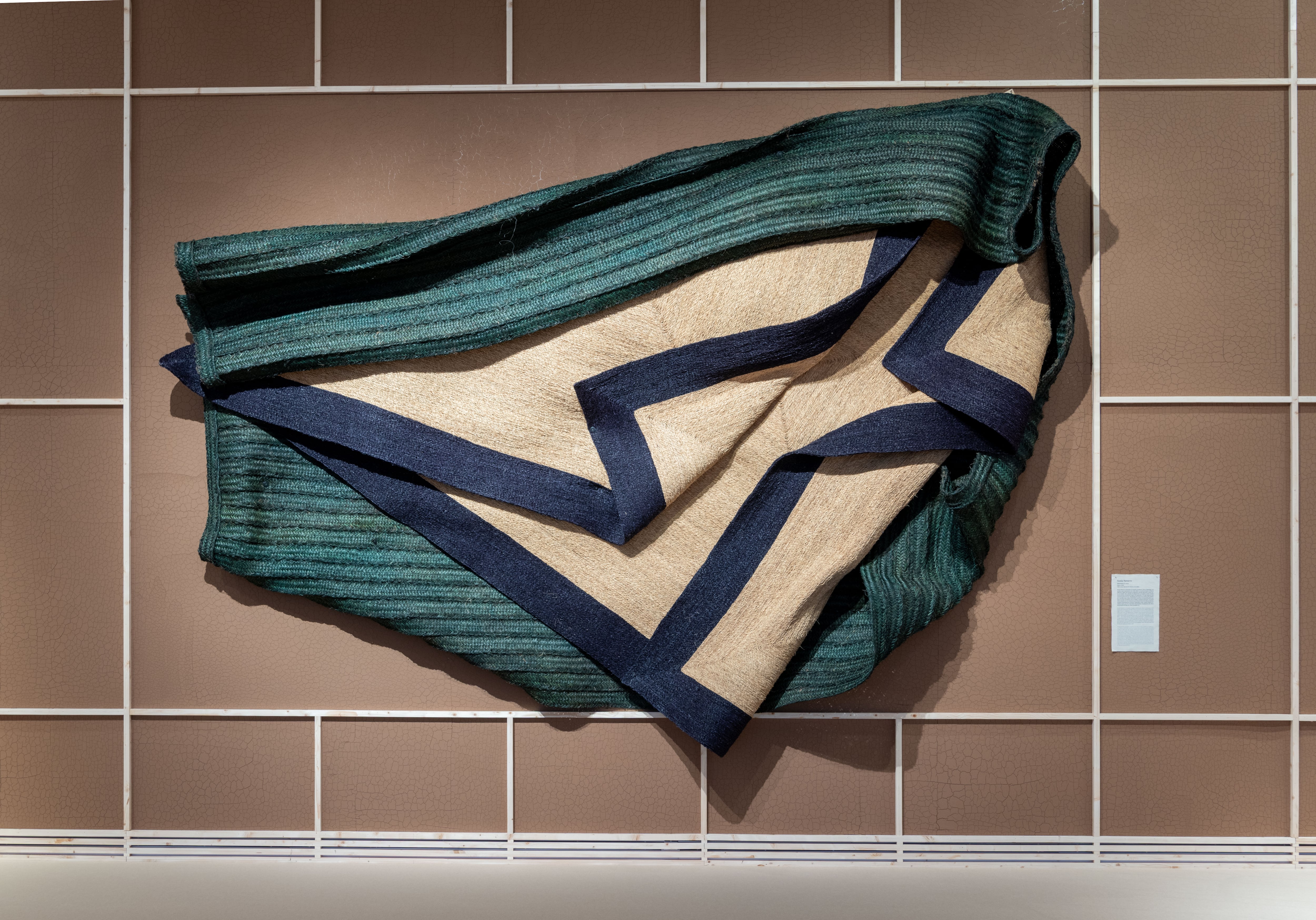 'Espartaria V', obra de 2024, de Sonia Navarro, de 310 × 140 cm, que se exhibe en el IVAM.