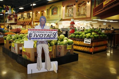 Cartel en español instando a votar en un supermercado en Las Vegas, Nevada, un Estado clave