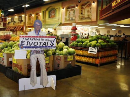 Cartel en espa&ntilde;ol instando a votar en un supermercado en Las Vegas, Nevada, un Estado clave