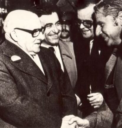 Macrino Su&aacute;rez (primero por la derecha) con Jos&eacute; Maldonado, &uacute;ltimo presidente de la Rep&uacute;blica en el exilio, en 1977. 
