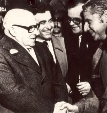Macrino Suárez (primero por la derecha) con José Maldonado, último presidente de la República en el exilio, en 1977.