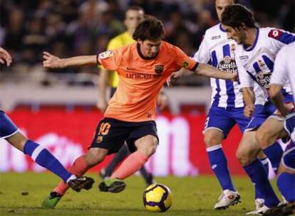 Messi intenta llevarse el balón rodeado de rivales.