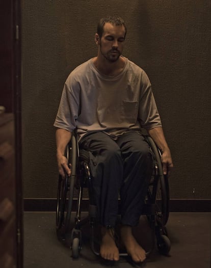 Mario Casas, en una imagen de 'El Practicante', de Netflix.