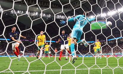 Rabiot (izquierda), anotando el primer gol del encuentro entre Francia y Australia.