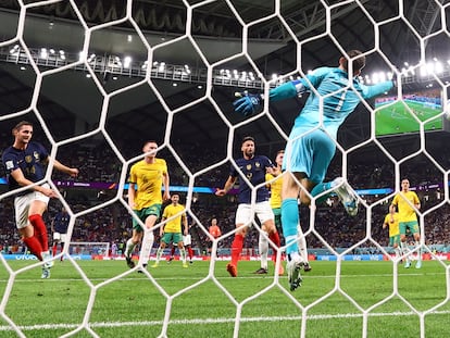 Rabiot (izquierda), anotando el primer gol del encuentro entre Francia y Australia.