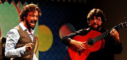 El cantaor Miguel Levi, en una actuación junto al guitarrista Manuel Parrilla.