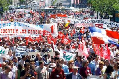 Los manifestantes se dirigen a la madrileña Puerta del Sol tras dejar la plaza de Cibeles.