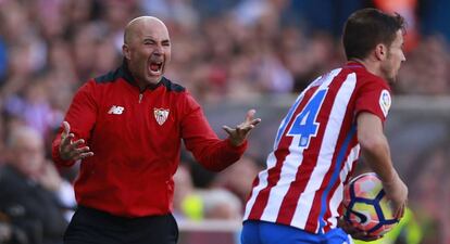 Sampaoli grita mientras Gabi saca de banda.