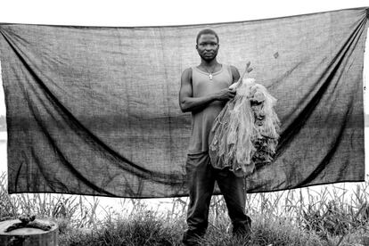 Jean, de 36 años, se gana la vida como pescador a orillas del río Oubangui. Huyó de la ciudad de Batalimo hacia Batanga, en la República Centroafricana, con su preciada red a causa de la violencia.
