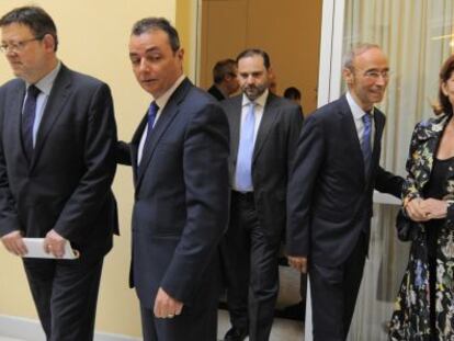 El socialista Ximo Puig y el presidente de la CEV, Salvador Navarro, este lunes, a la salida de la reunión de parlamentarios del PSPV-PSOE con la patronal.
