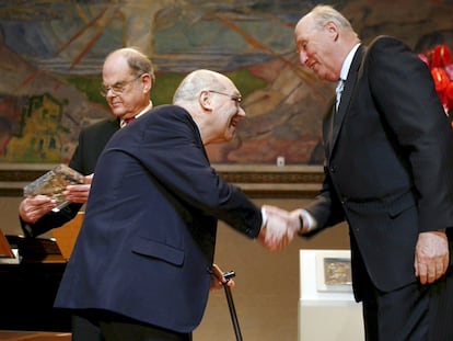 El rey Harald de Noruega (derecha) saluda a Jacques Tits, al entregarle el premio Able, en 2008.