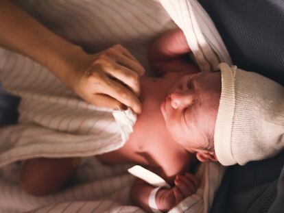 El parto, nacer, influye el presente y futuro de la madre y del niño, de ambos.
