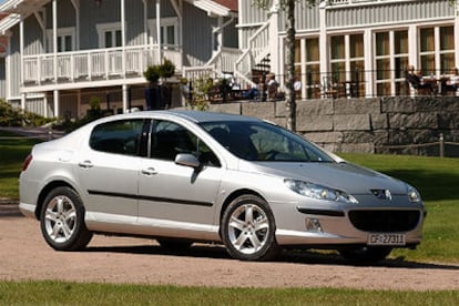 La línea y el diseño del Peugeot 407 priman la deportividad y rompen con el clasicismo estético de muchas berlinas de su tamaño.