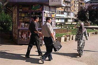 Kosovares caminan por una calle de Pristina, la capital de la ex provincia serbia.