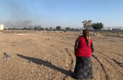 Una mujer que vive cerca de varias instalaciones de reciclaje de plástico en Adana observa cómo se quema una pila de desechos plásticos vertidos ilegalmente cerca de su casa.