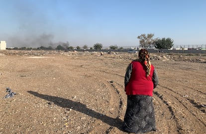 Una mujer que vive cerca de varias instalaciones de reciclaje de plástico en Adana observa cómo se quema una pila de desechos plásticos vertidos ilegalmente cerca de su casa.