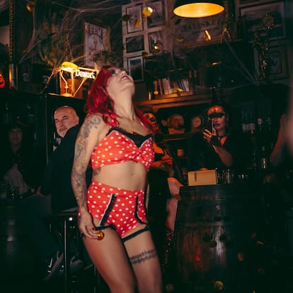 Una mujer baila durante la fiesta de Nochevieja de la Whiskería, en Barcelona.