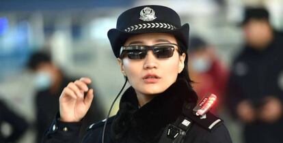 Una agente china, con unas gafas especiales para identificar a los ciudadanos.