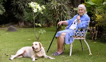 Laville, junto a su perra Mila en su casa de Cuernavaca.