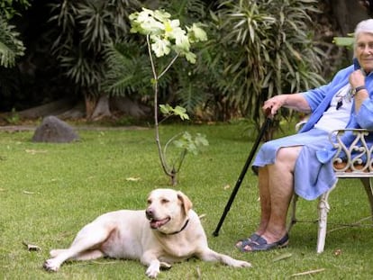 Laville, junto a su perra Mila en su casa de Cuernavaca.