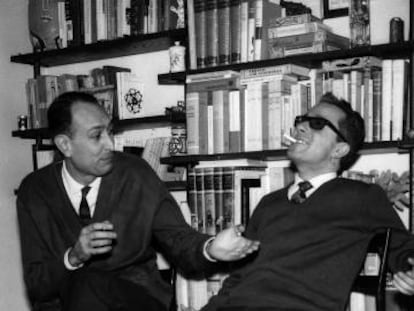 Josep M. Castellet y Joaquim Molas (a la derecha), en 1963. 