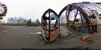 La taquilla oxidada y con los cristales rotos junto a una noria, en la ciudad de Pripyat (Ucrania), el 9 de abril de 2016.