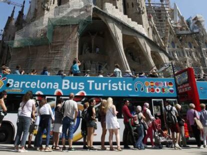 Turistas a los pies de la Sagrada Familia en Barcelona.