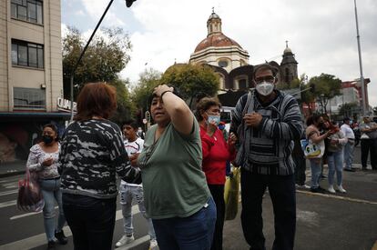 Personas permanecen en las calles, después de activarse la alerta sísmica.