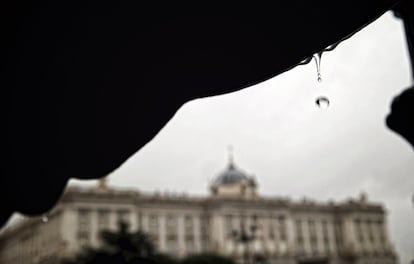 En la imagen, el Palacio Real de Madrid un día lluvioso con el cielo totalmente cubierto por las nubes. El 23 de marzo es el Día Meteorológico Mundial, que conmemora la entrada en vigor en 1950 del Convenio por el que se estableció la Organización Meteorológica Mundial. Este año el tema a tratar ha sido ‘Del conocimiento climático a la acción por el clima’.