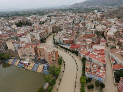 La ciudad alicantina sufre su mayor inundación y espera el desbordamiento del caudal que llega de Murcia