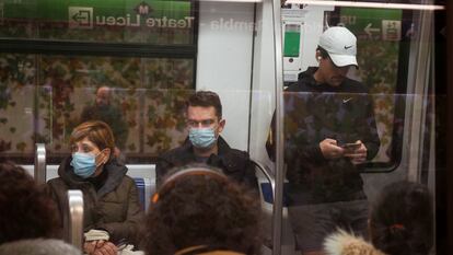 Usuaris del metro de Barcelona, el darrer dia de l'obligatorietat de portar mascareta al transport públic.