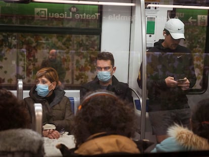 Pasajeros con mascarilla en el metro de Barcelona, antes de finalizar la obligatoriedad de llevarla.

Usuarios del metro de Barcelona con mascarillas.

Foto: Gianluca Battista