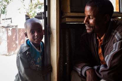 Haile Giorgis, de 38 años, sonríe a uno de los niños del barrio de Mekanisa. Giogis, ciego de nacimiento, es uno de los fundadores de la cooperativa de créditos Rasen Mechale Handicap and Blind Saving and Credit Parnertship Office y miembro de su comité ejecutivo, que decide qué propuestas financiar con los 30 birr (euro y medio) que los socios aportan cada mes.