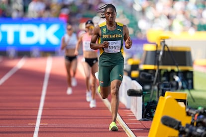 La sudafricana Caster Semenya durante las eliminatorias de 5.000 metros del Mundial de Atletismo de Oregón.