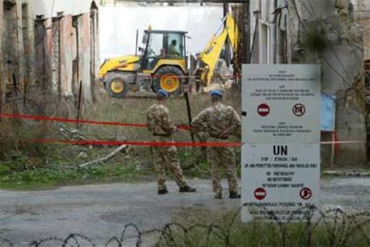 Cascos azules de la ONU vigilan los trabajos de demolición de barreras en el sector turcochipriota de Nicosia.