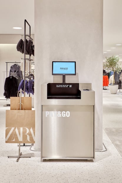 La tienda sigue el último concepto de integración de comercio físico y online, y con servicios que permitan agilizar la experiencia de los clientes. Por ejemplo, con cajas de pago automático a través del smartphone, utilizando la app de Zara, como la de la imagen.