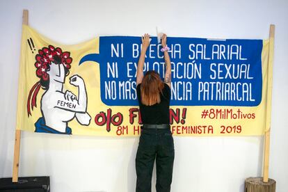 Una activista de Femen quita una pancarta al final de una reunión para organizar una acción en Madrid.
